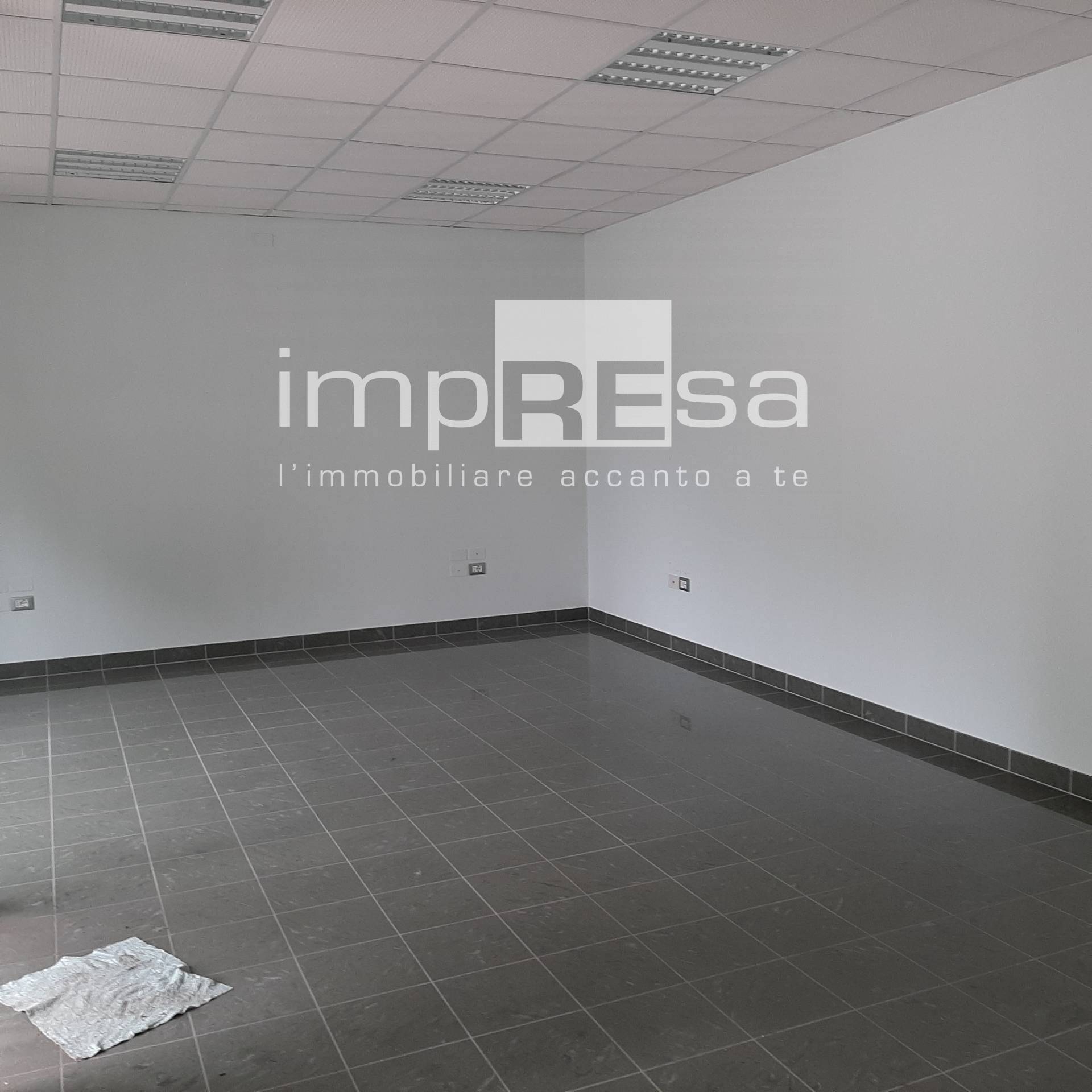 Locale commerciale in affitto a Paese, Centro