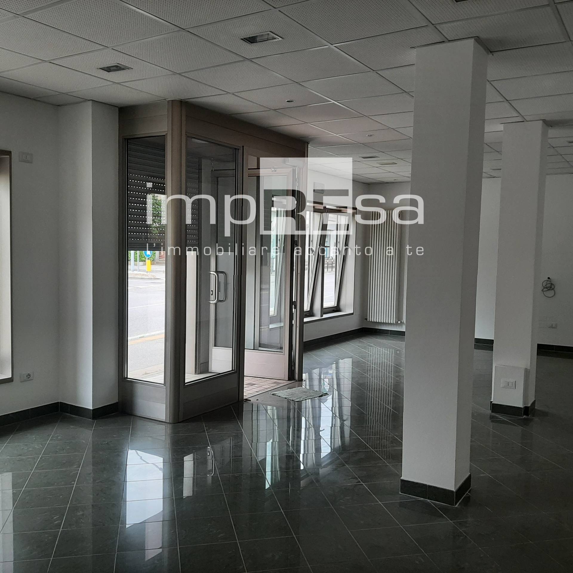 Locale commerciale in affitto a Paese, Centro