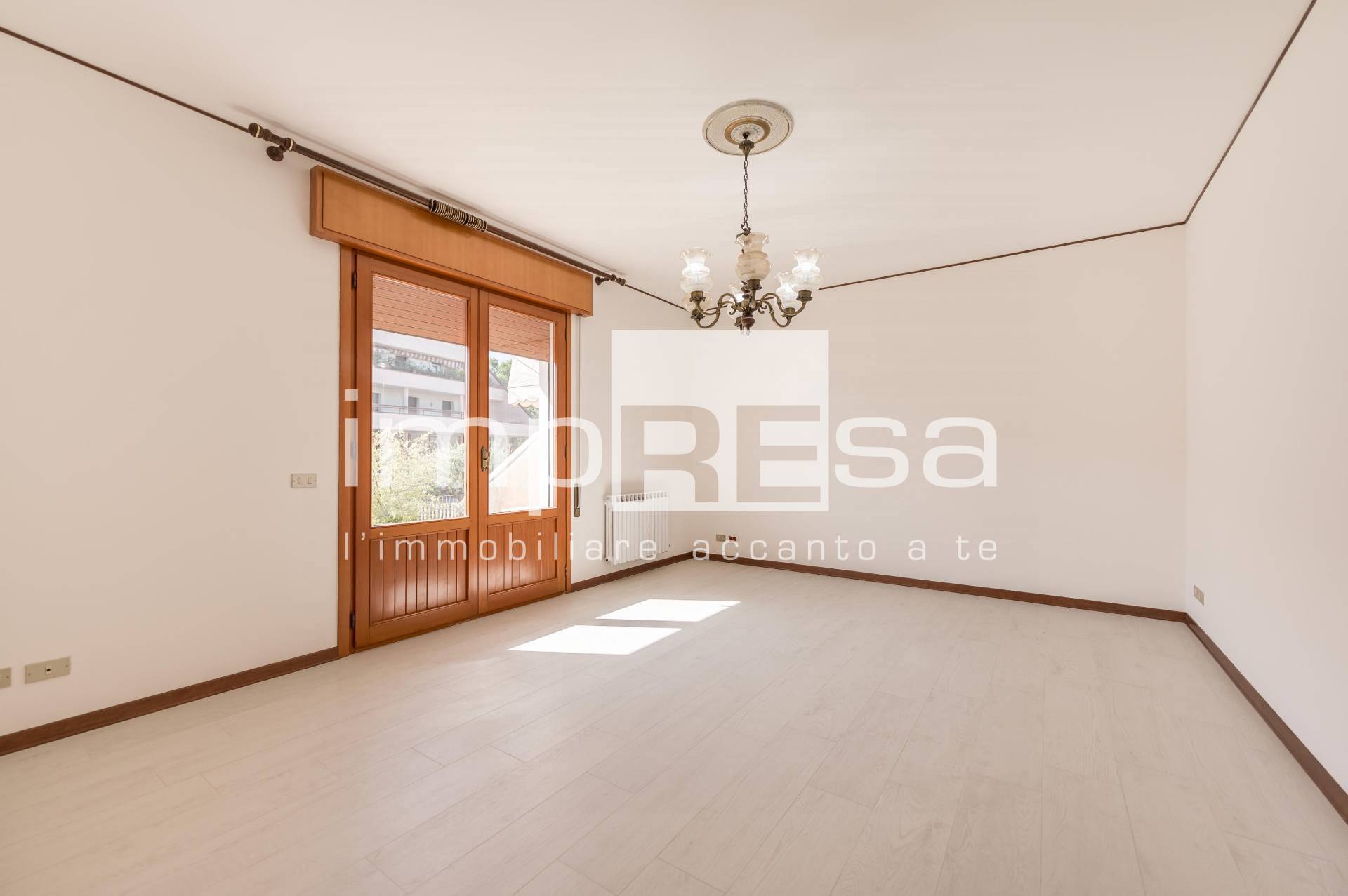 Abbinata/Bifamiliare in vendita a Paese, Centro