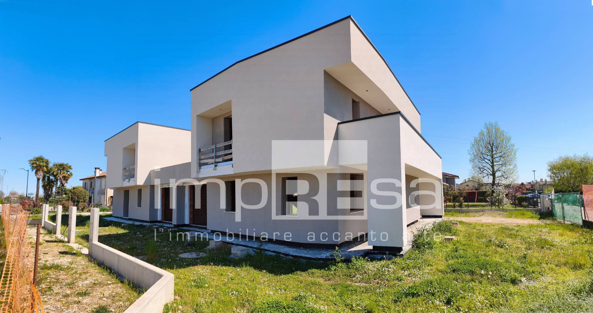 Abbinata/Bifamiliare in vendita a Paese, Centro