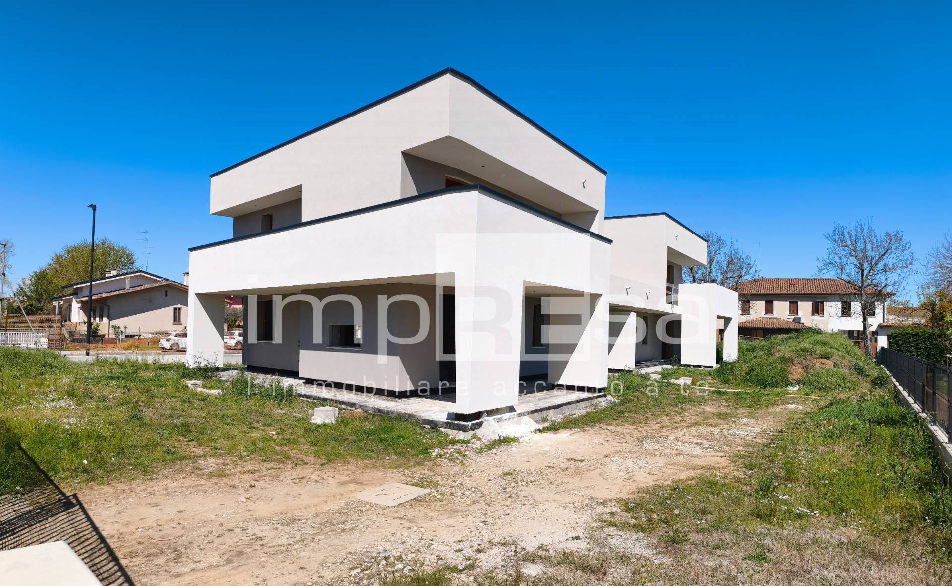 Abbinata/Bifamiliare in vendita a Paese, Centro