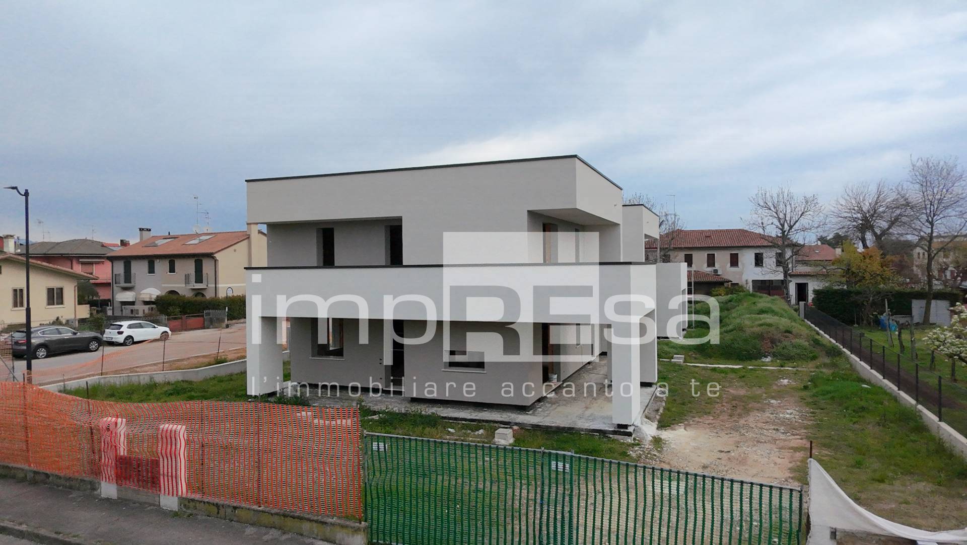 Abbinata/Bifamiliare in vendita a Paese, Centro