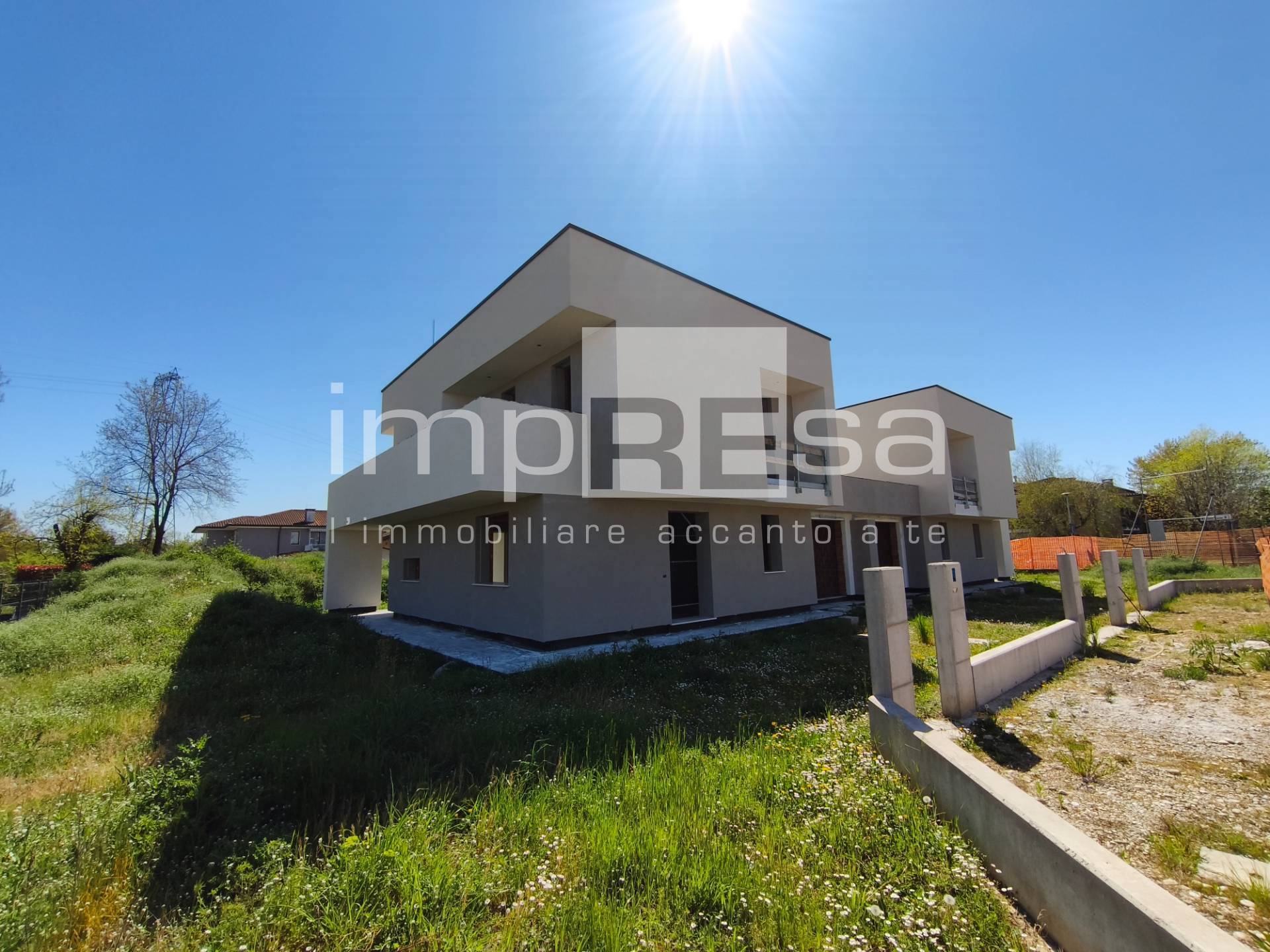 Abbinata/Bifamiliare in vendita a Paese, Centro