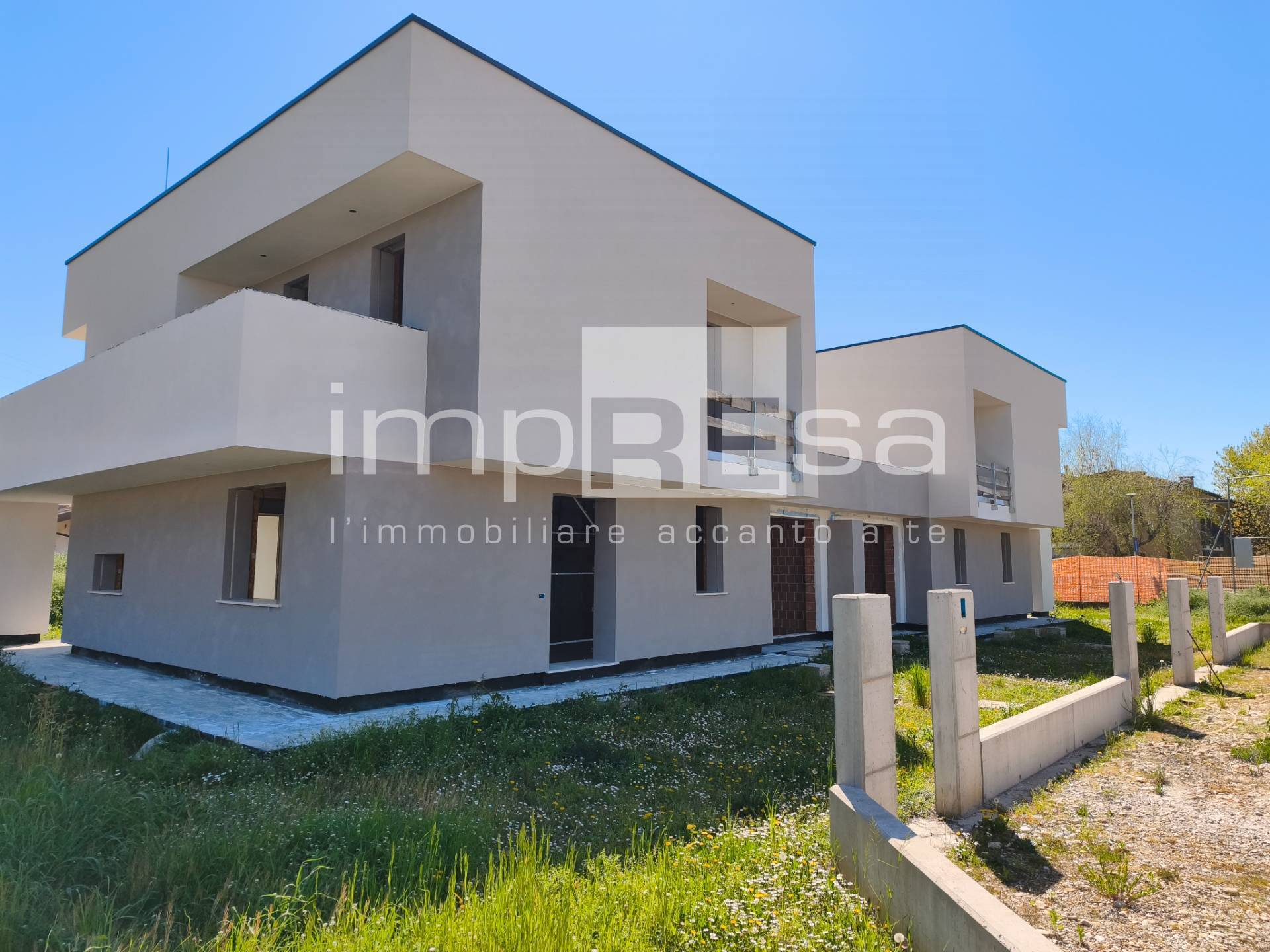 Abbinata/Bifamiliare in vendita a Paese, Centro