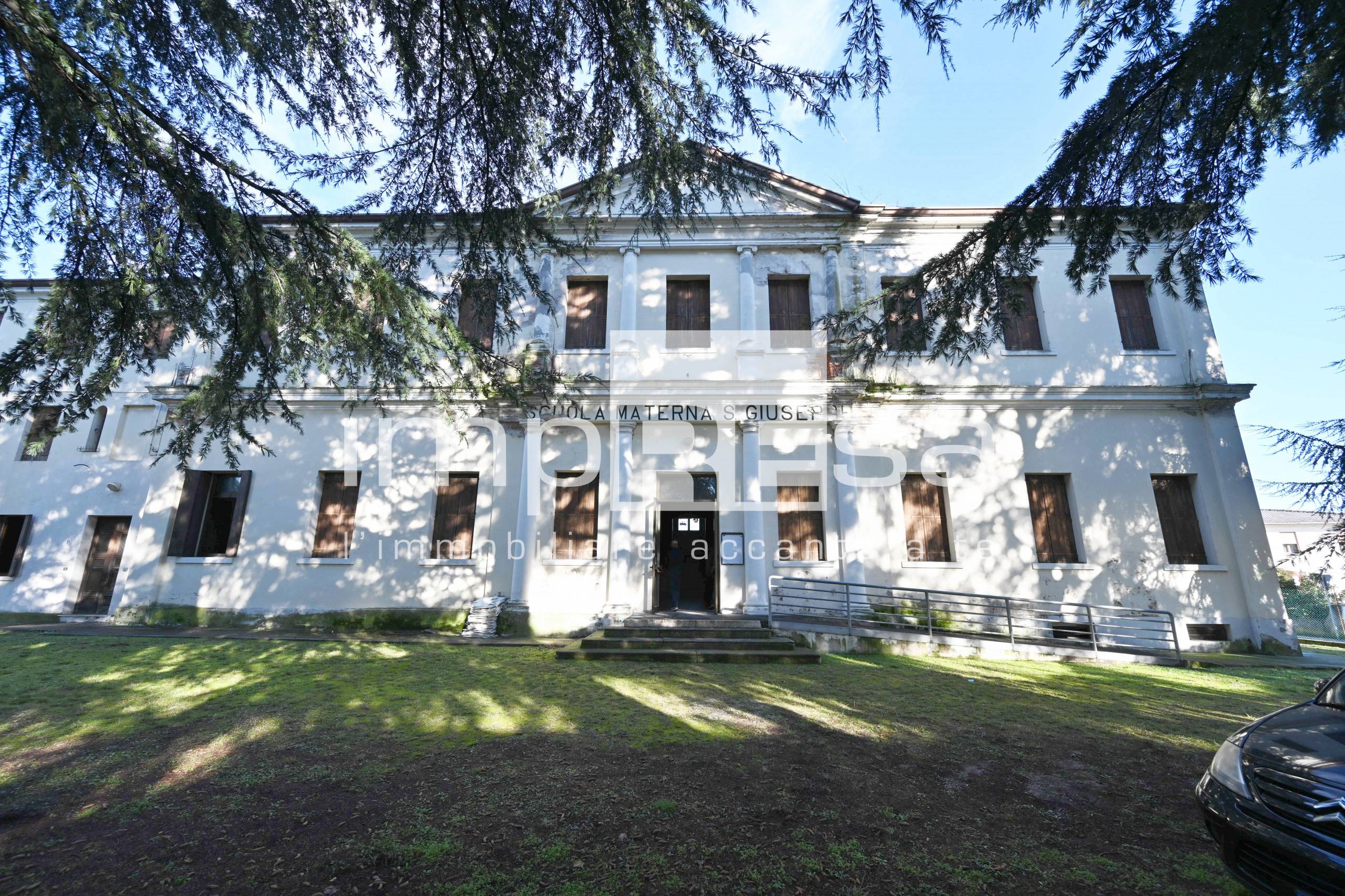 Palazzo in vendita a Paese, Centro