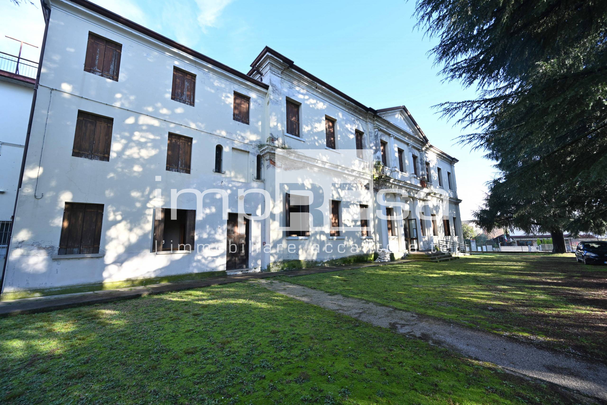 Palazzo in vendita a Paese, Centro