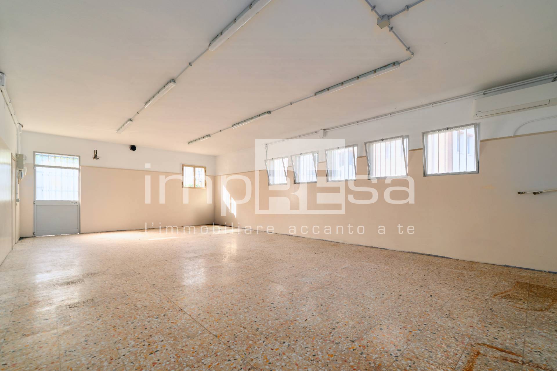 Locale commerciale in affitto a Paese, Porcellengo