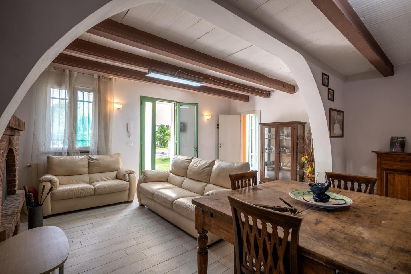 Casa indipendente con giardino, Cascina latignano