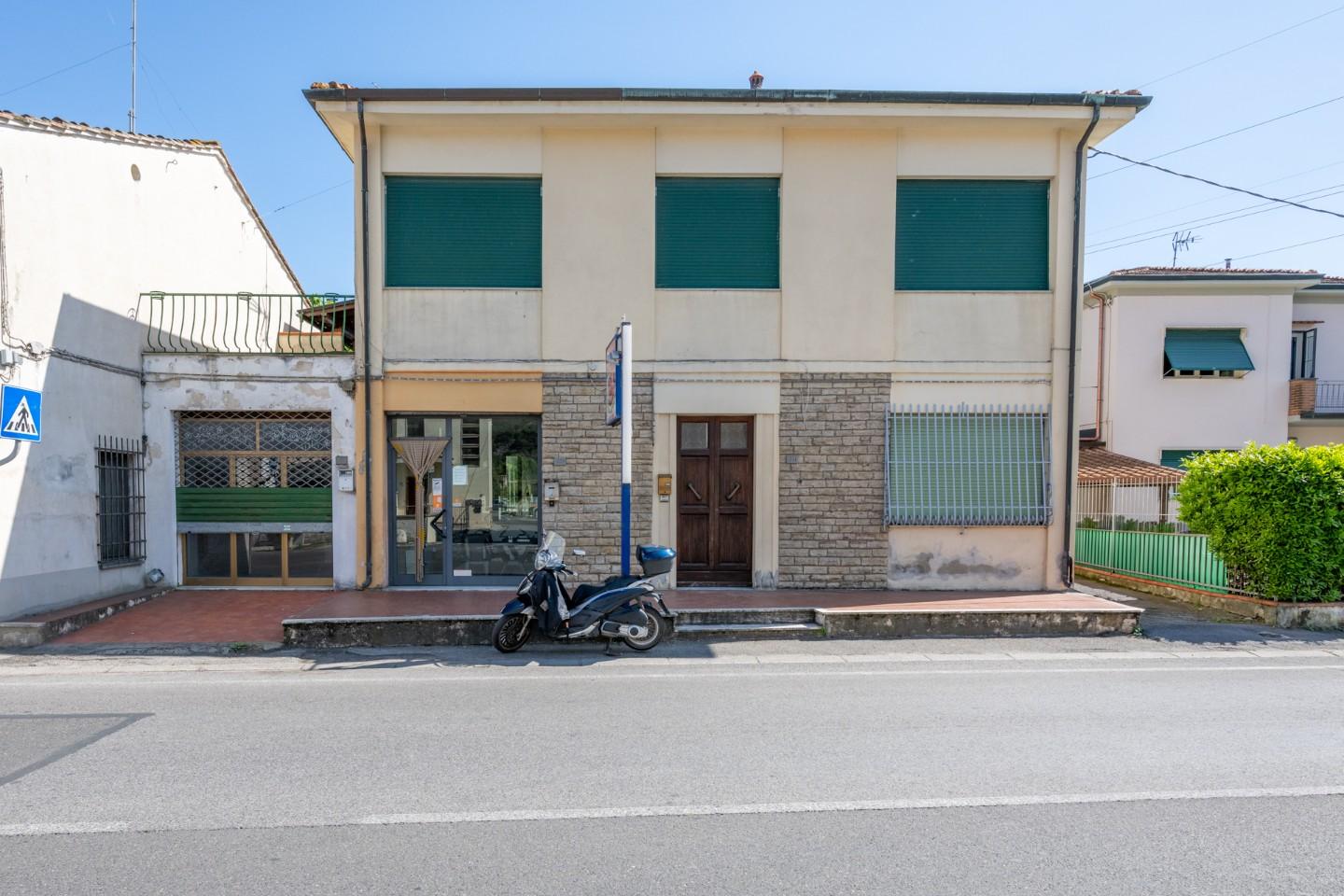 Villa con giardino a Cascina