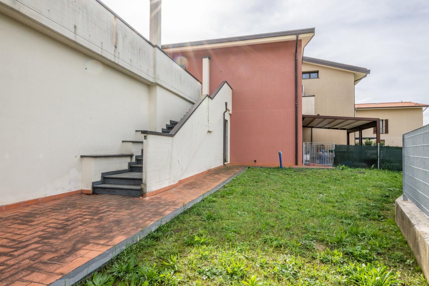 Trilocale con giardino a Pontedera