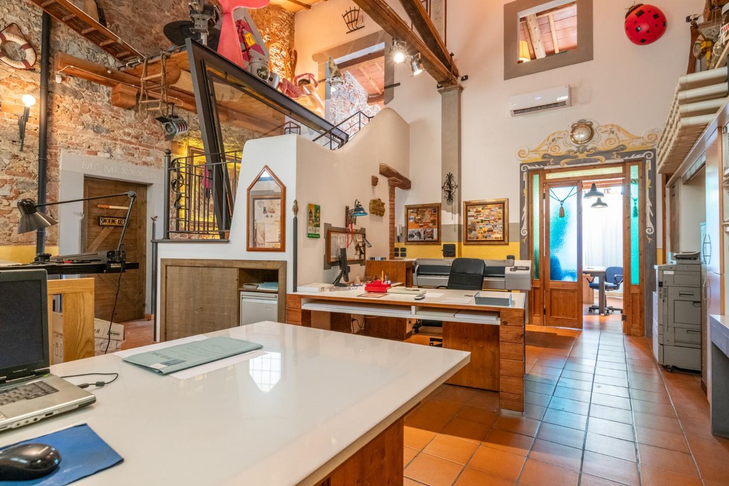 Locale commerciale in vendita a Cascina