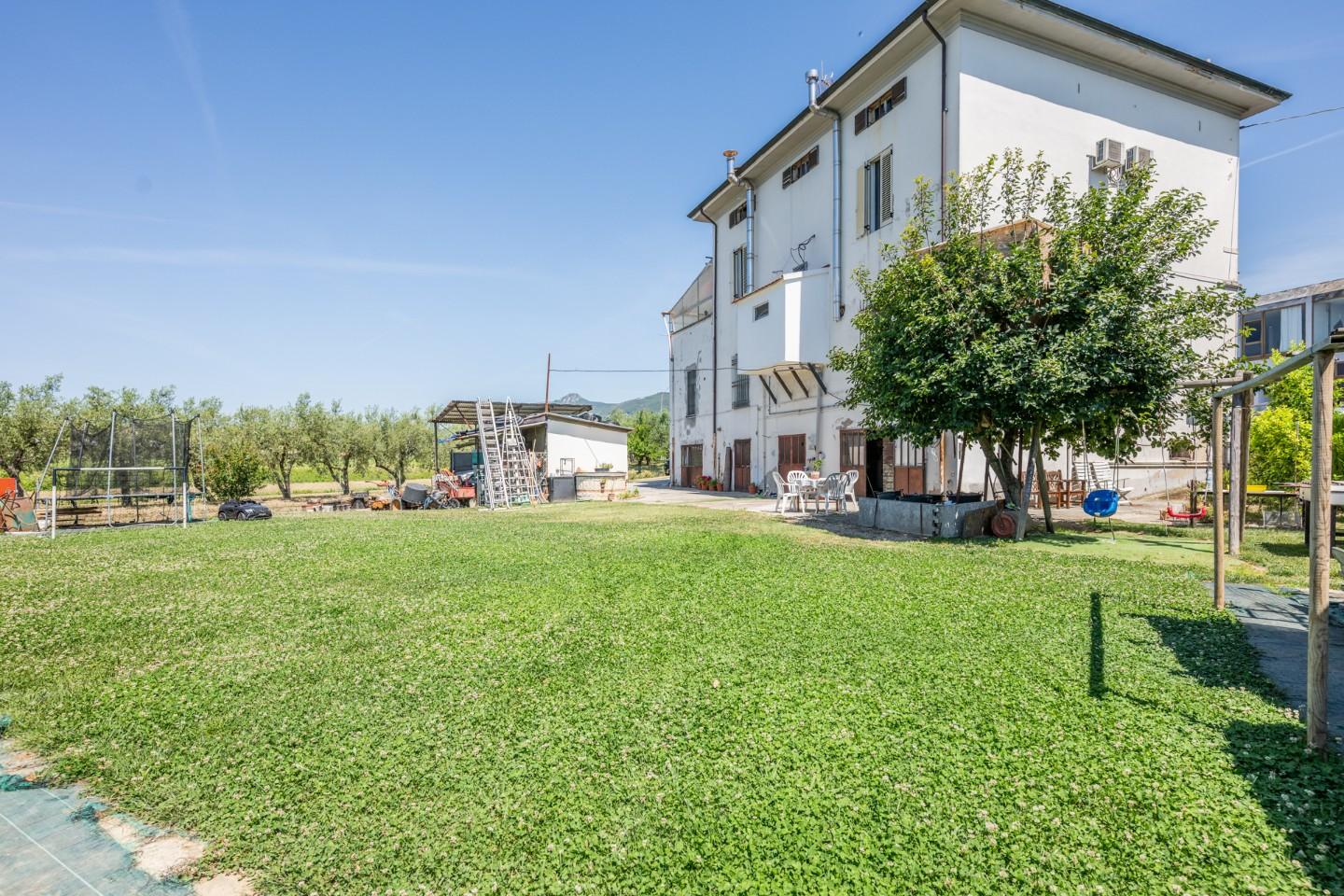 Casa indipendente con giardino a Cascina
