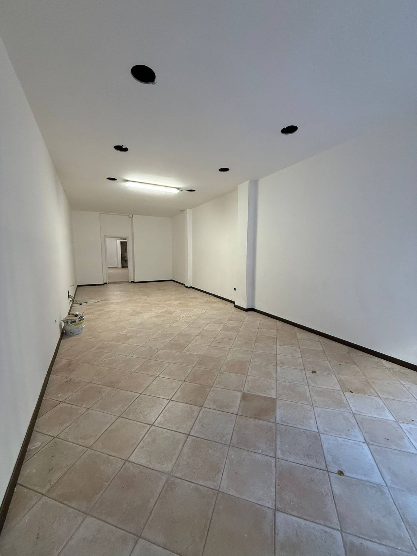 Locale commerciale in affitto a Albenga