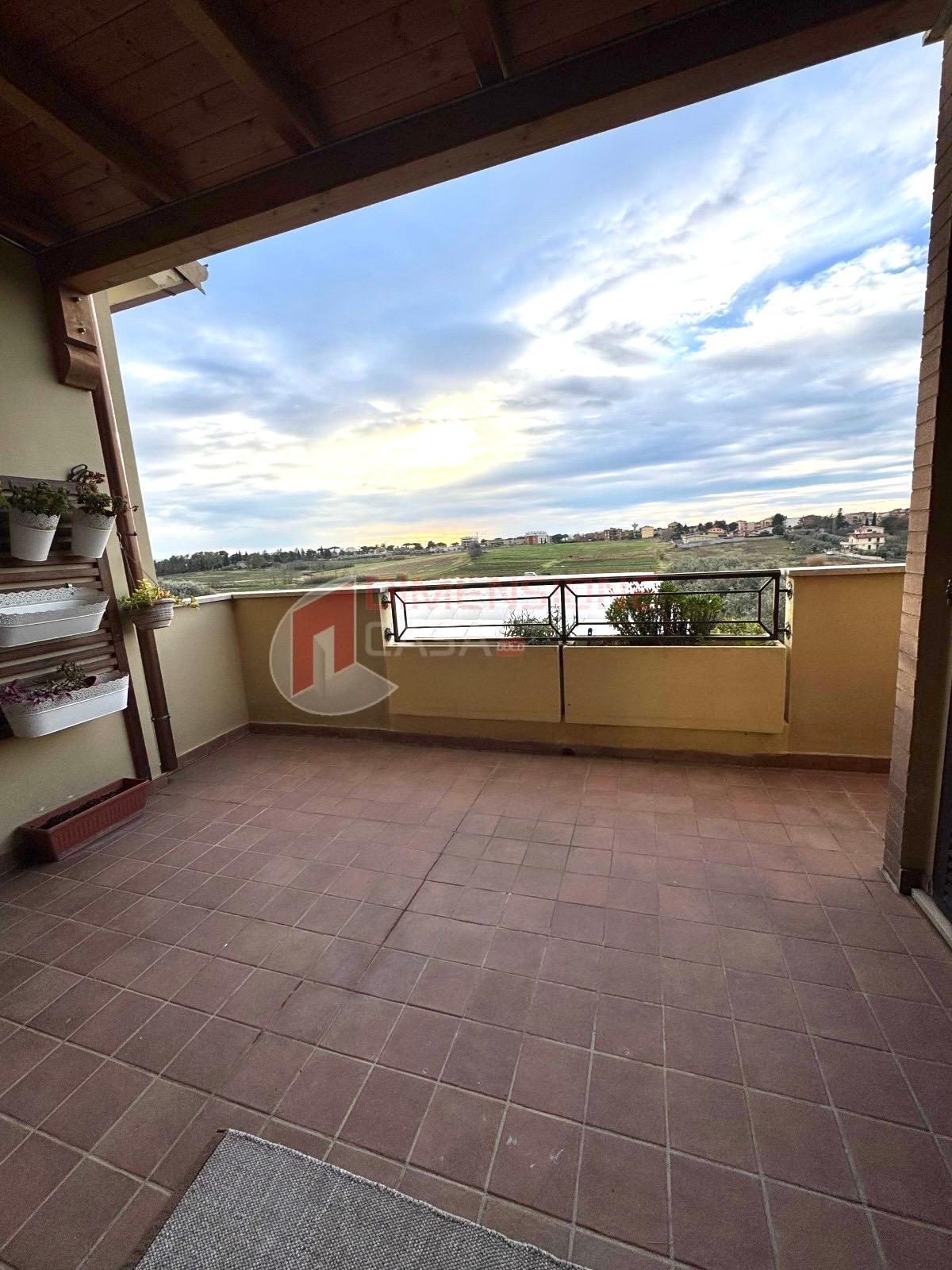 Trilocale con terrazzo in via del fosso dell'osa 399, Roma