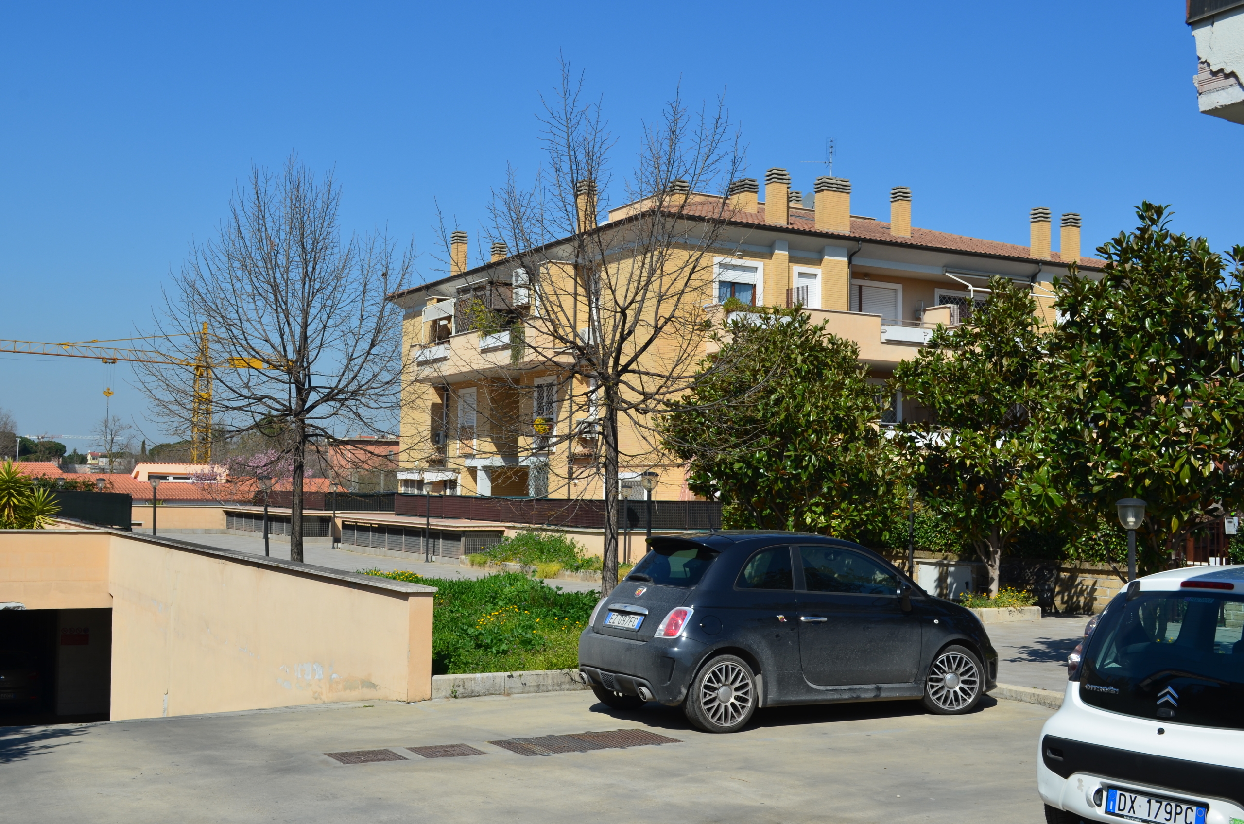 Trilocale con terrazzo in via del fosso scilicino, Roma