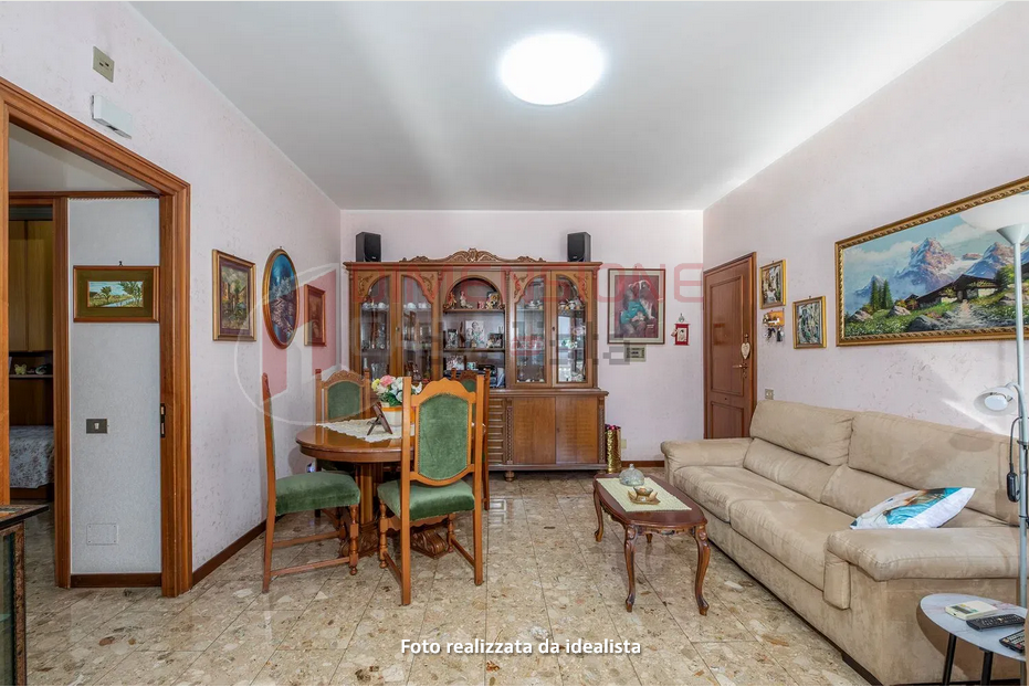 Trilocale con terrazzo in via dameta, Roma