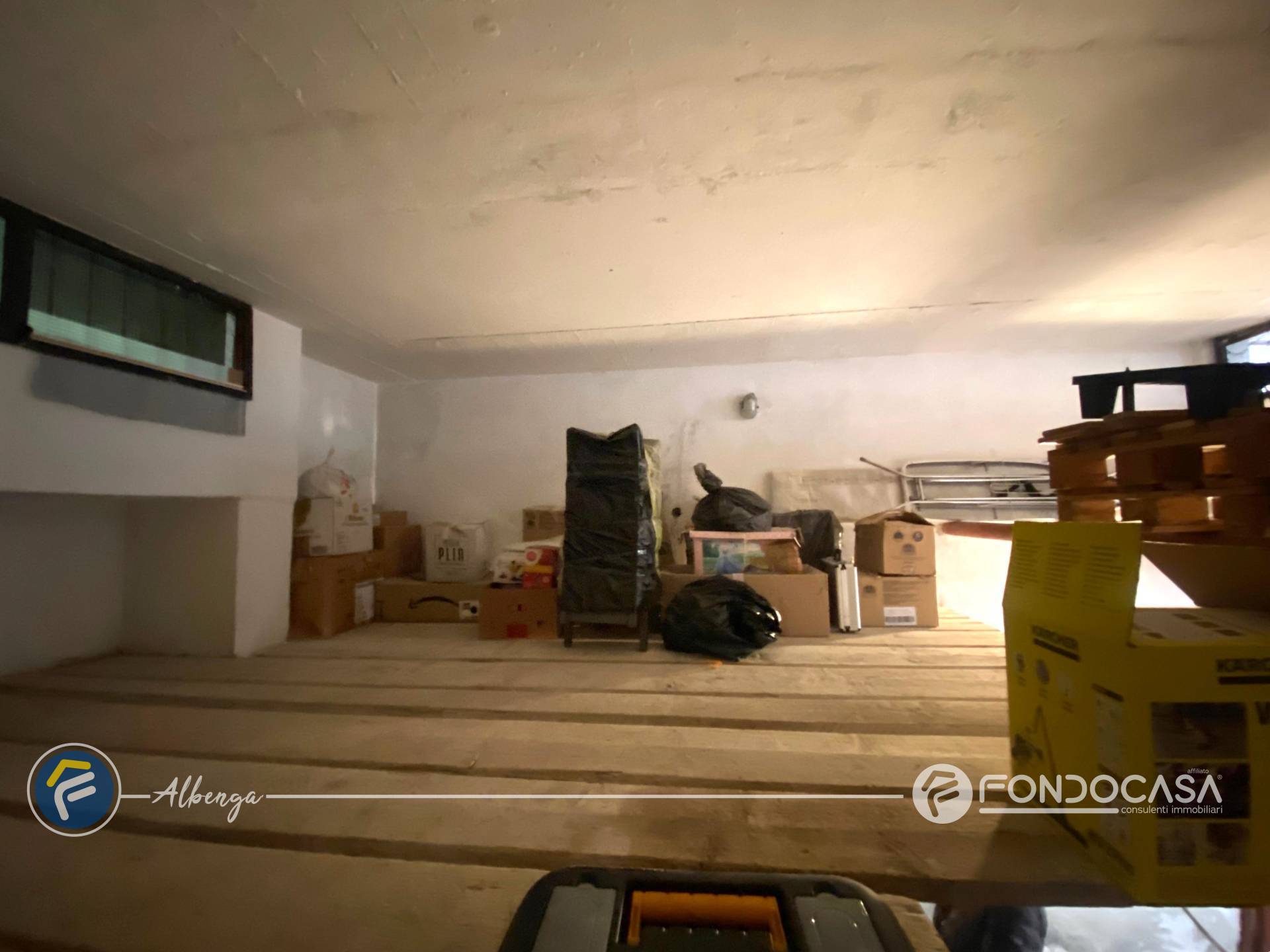 Box o garage in vendita a Albenga