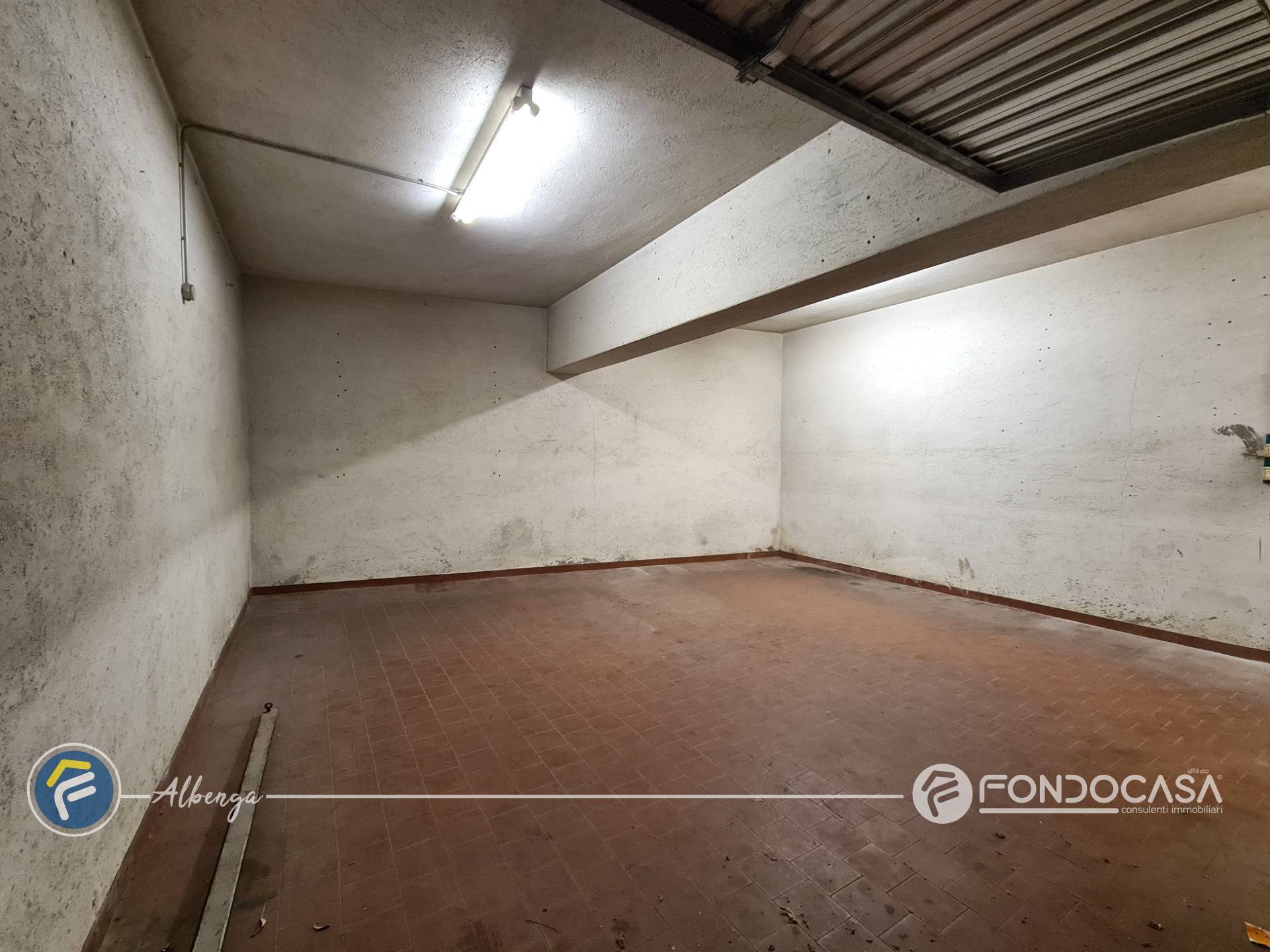 Box o garage in vendita a Albenga