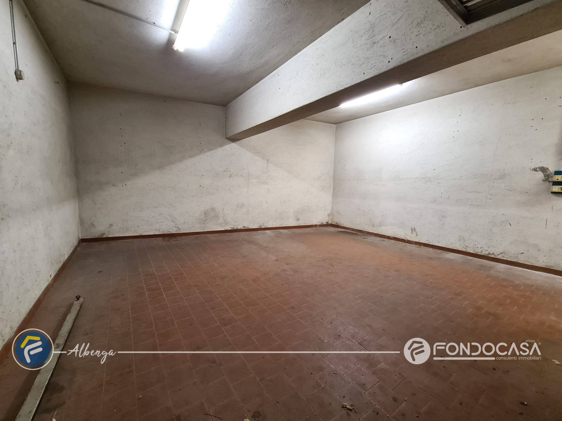 Box o garage in vendita a Albenga