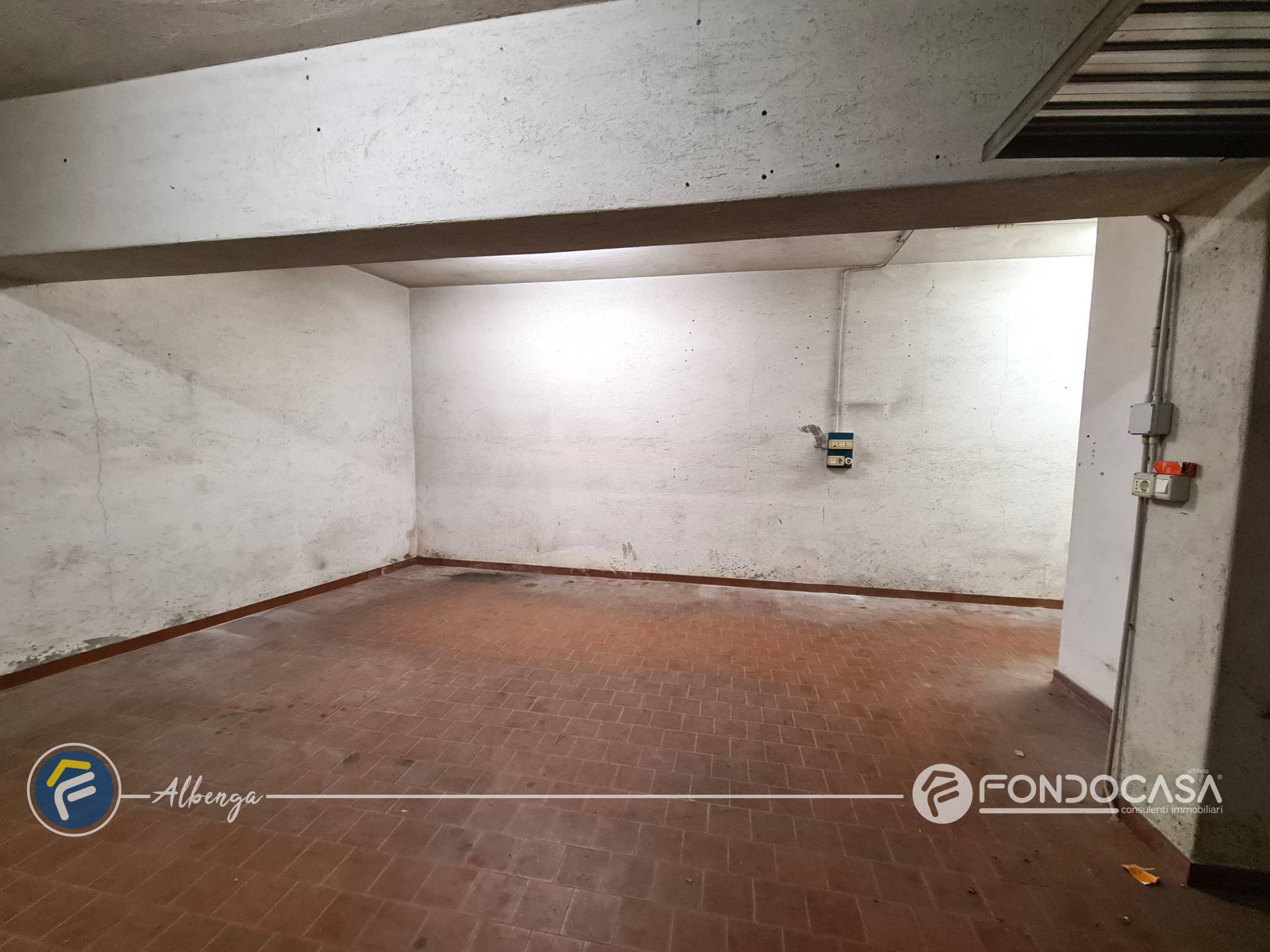 Box o garage in vendita a Albenga