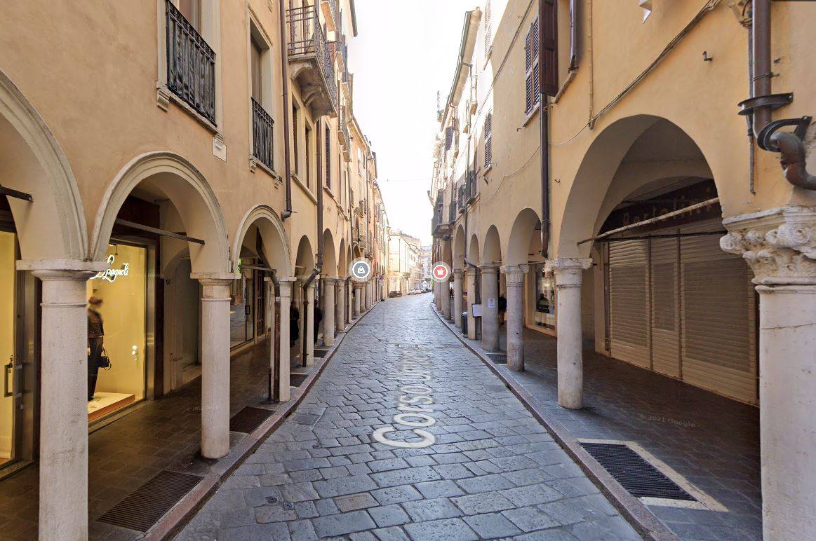 Locale commerciale in vendita a Mantova, Centro storico