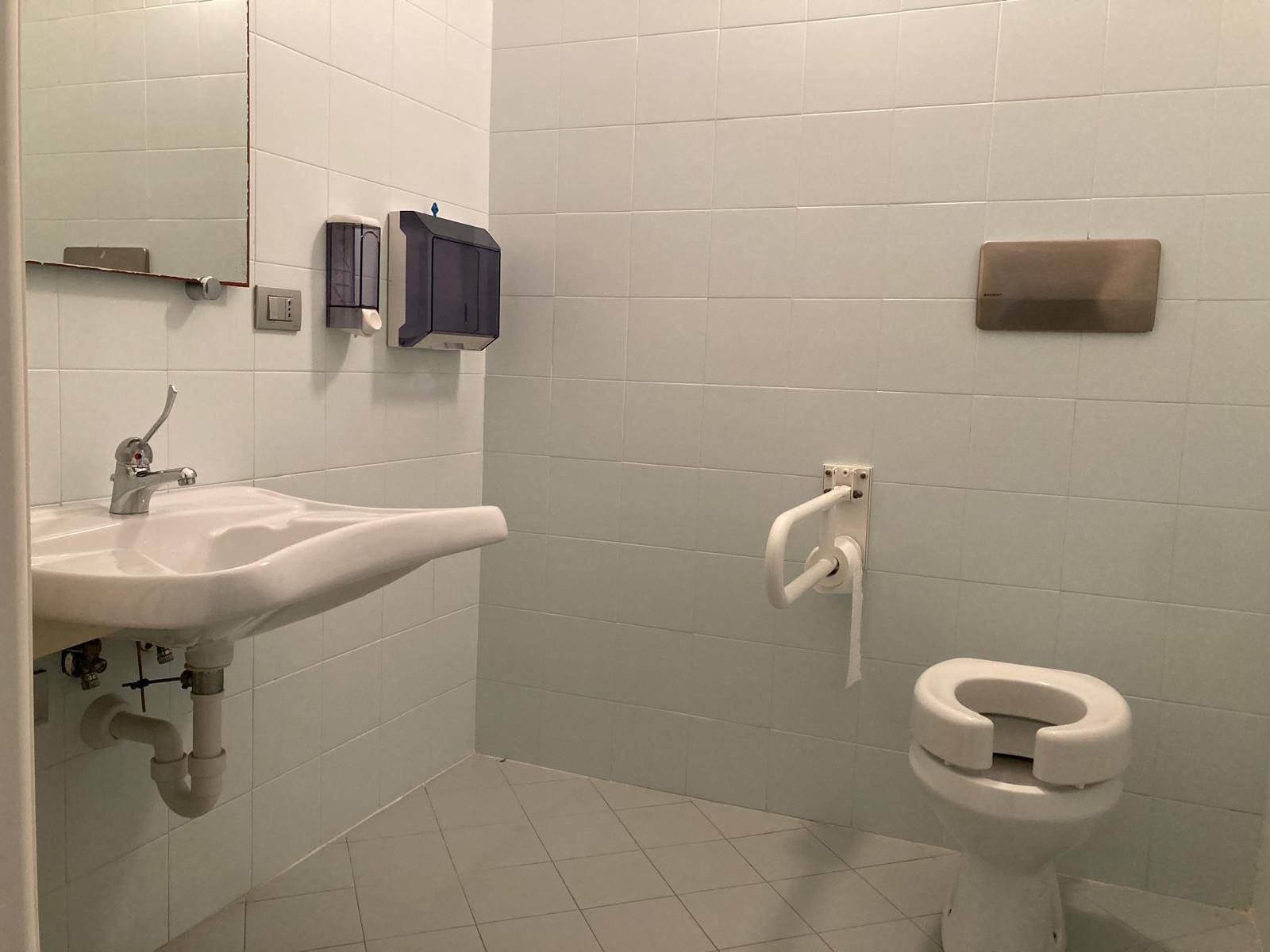 Locale commerciale in vendita a Mantova, Valletta Paiolo