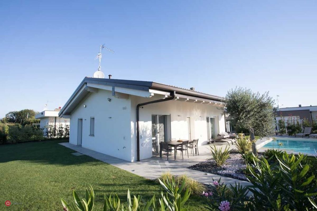Villa con giardino a Lonato