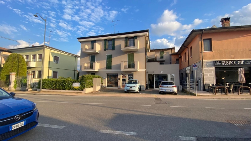 Negozio con terrazzo a Desenzano del Garda