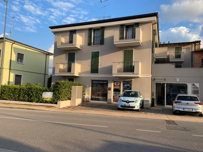 Negozio con terrazzo a Desenzano del Garda