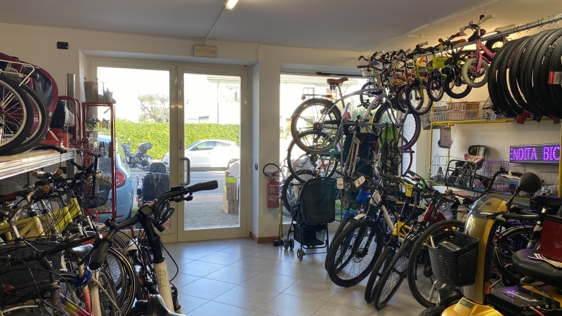 Negozio con terrazzo a Desenzano del Garda