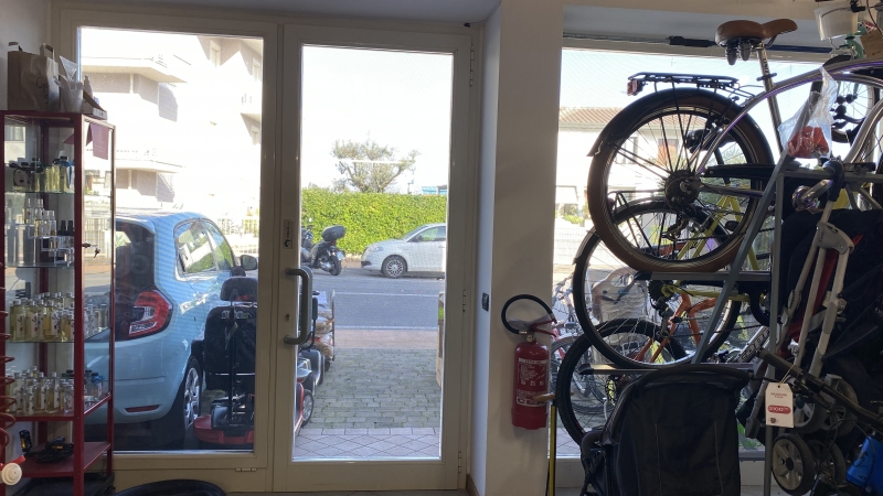 Negozio con terrazzo a Desenzano del Garda