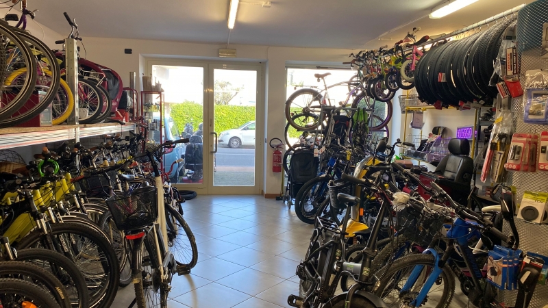 Negozio con terrazzo a Desenzano del Garda