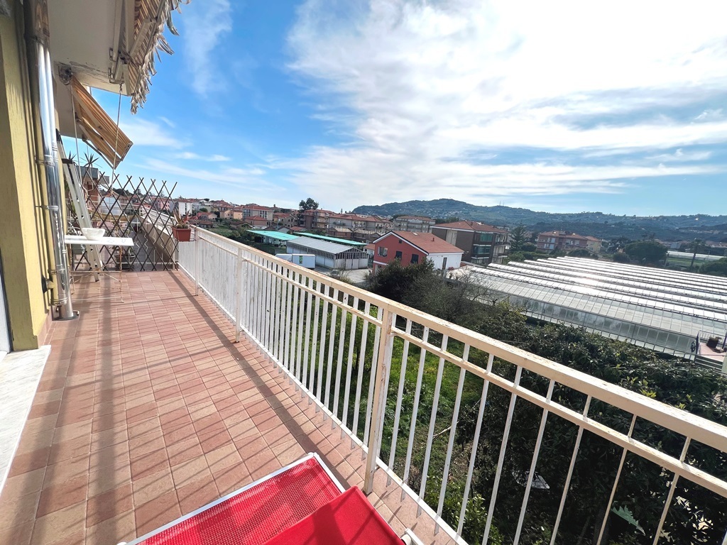 Trilocale con terrazzo in via gombi san siro 4, Diano Marina