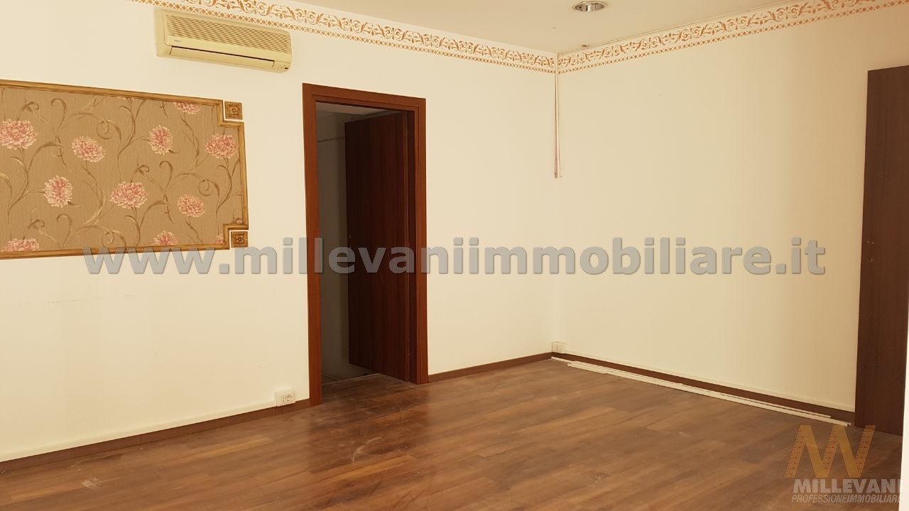 Locale commerciale in affitto a Scicli, Scicli