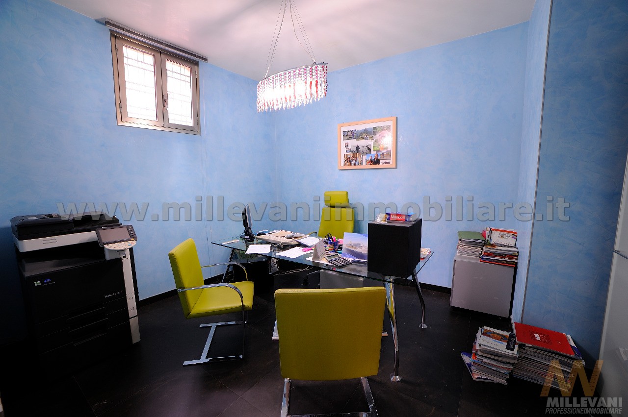 Locale commerciale in vendita a Scicli, Scicli