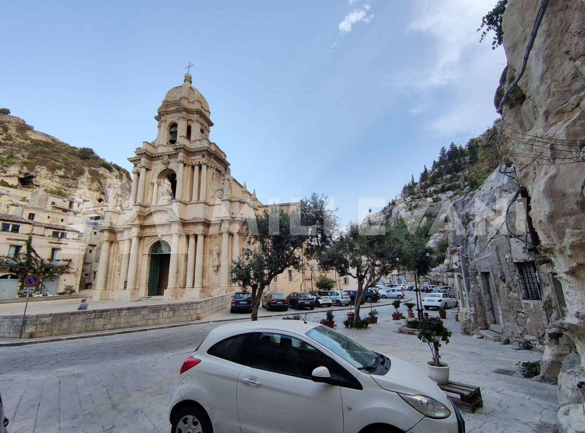 Locale commerciale in vendita a Scicli, San Bartolomeo