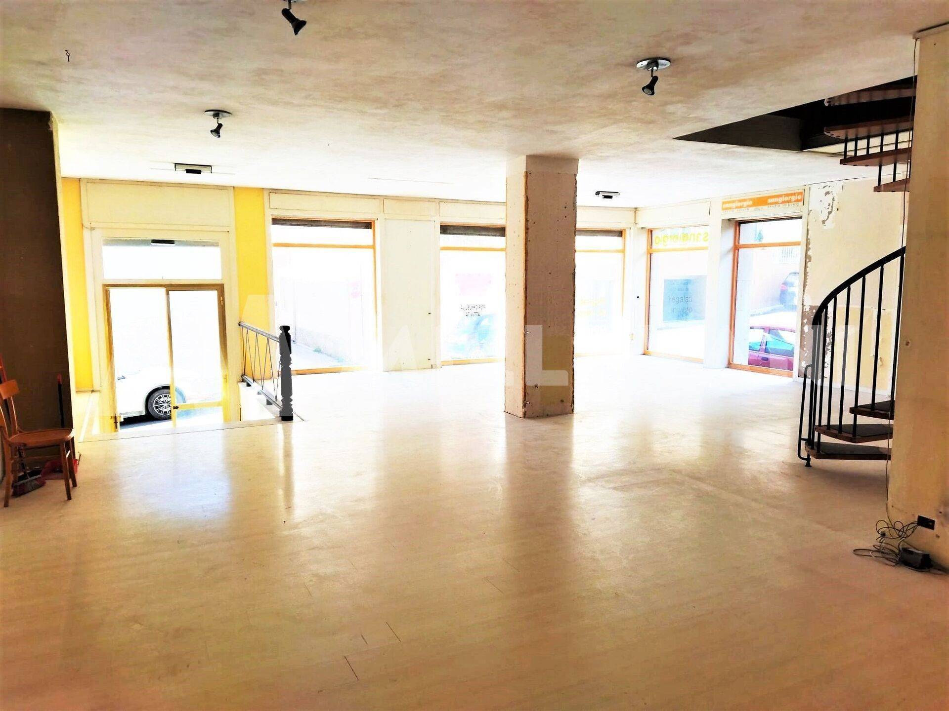 Locale commerciale in vendita a Pozzallo, Corso Vittorio Veneto