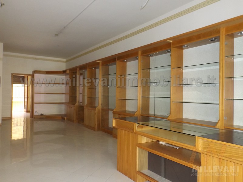 Locale commerciale in vendita a Pozzallo