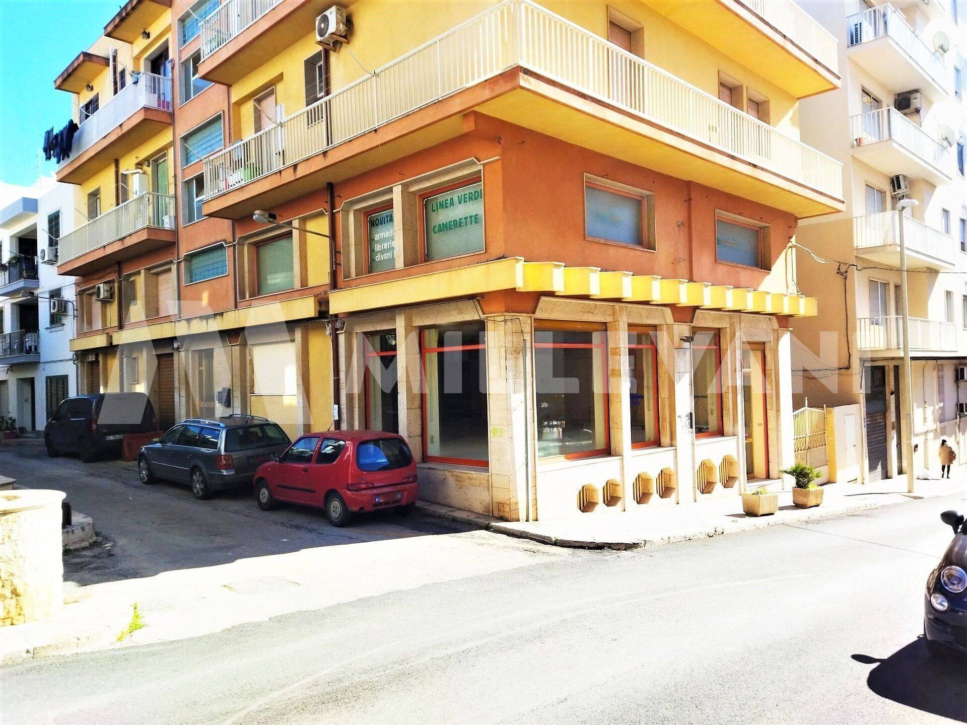 Locale commerciale in vendita a Pozzallo, Corso Vittorio Veneto