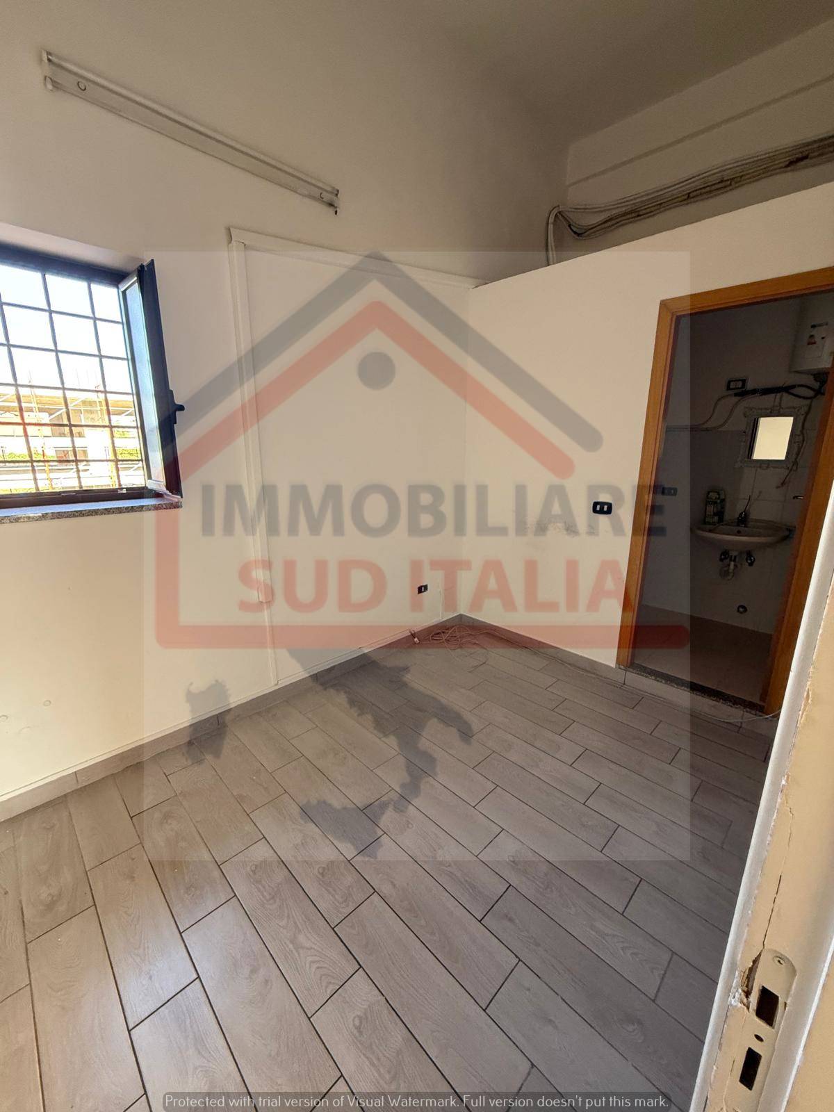 Locale commerciale in affitto a Giugliano in Campania, Varcaturo