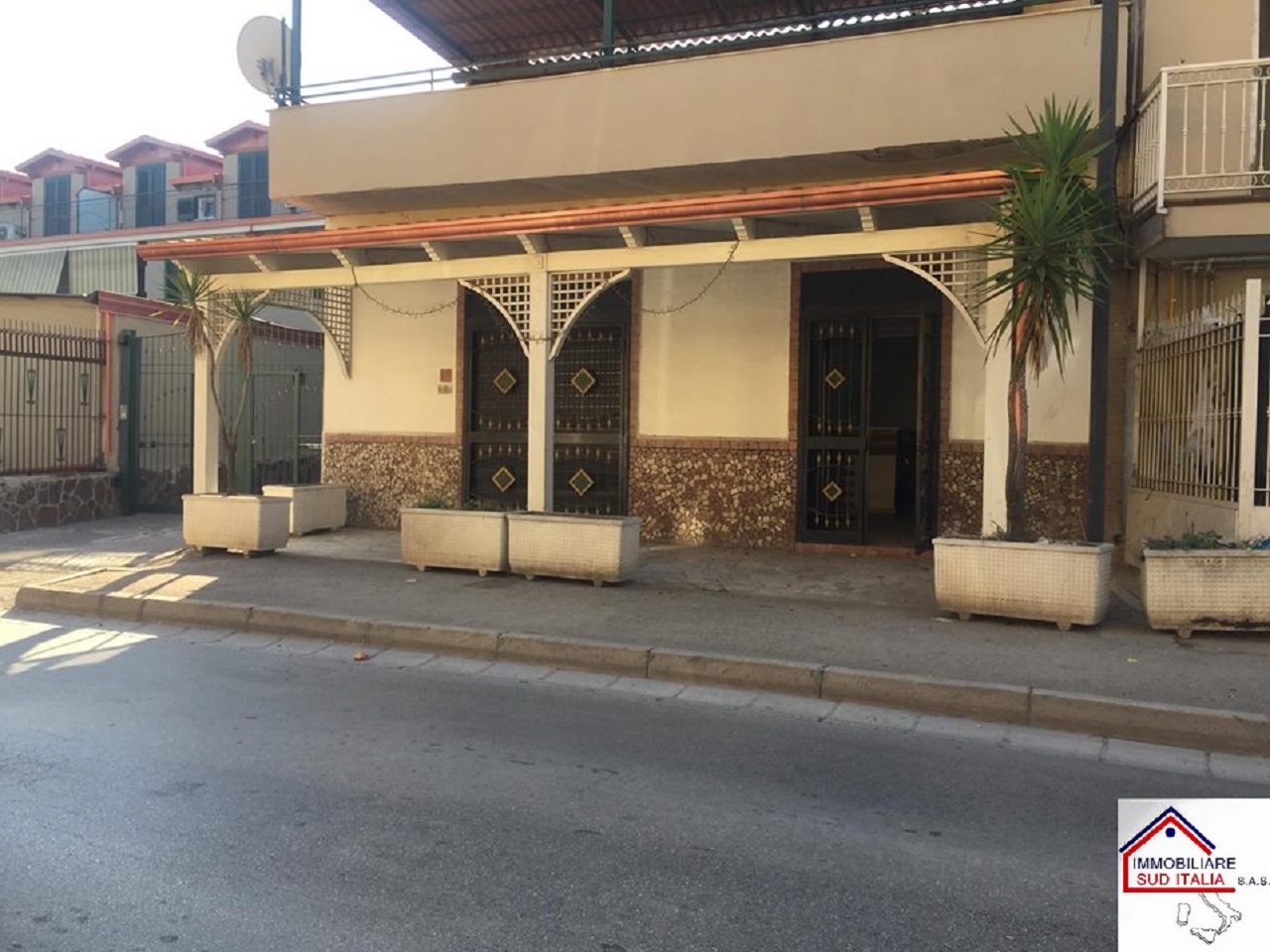 Locale commerciale in vendita a Parete