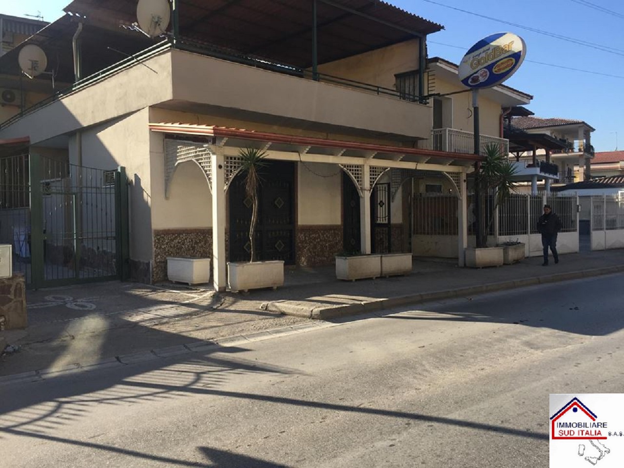 Locale commerciale in vendita a Parete