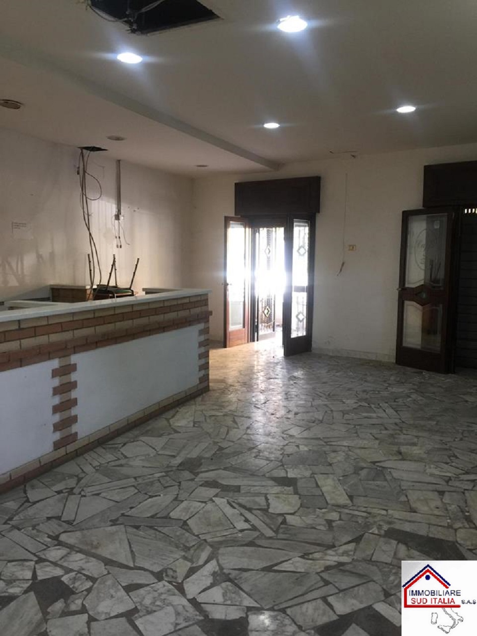 Locale commerciale in vendita a Parete