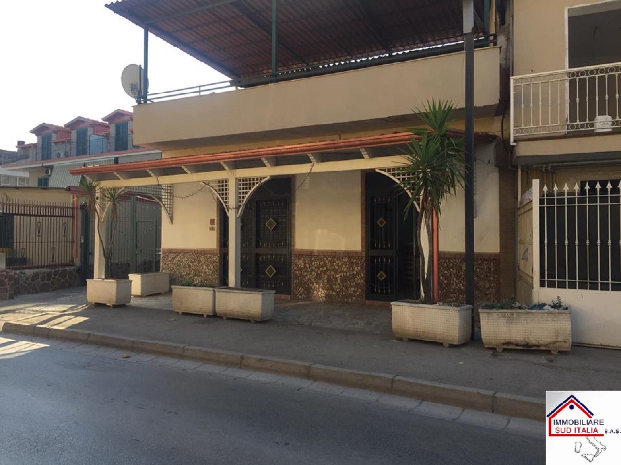 Locale commerciale in vendita a Parete