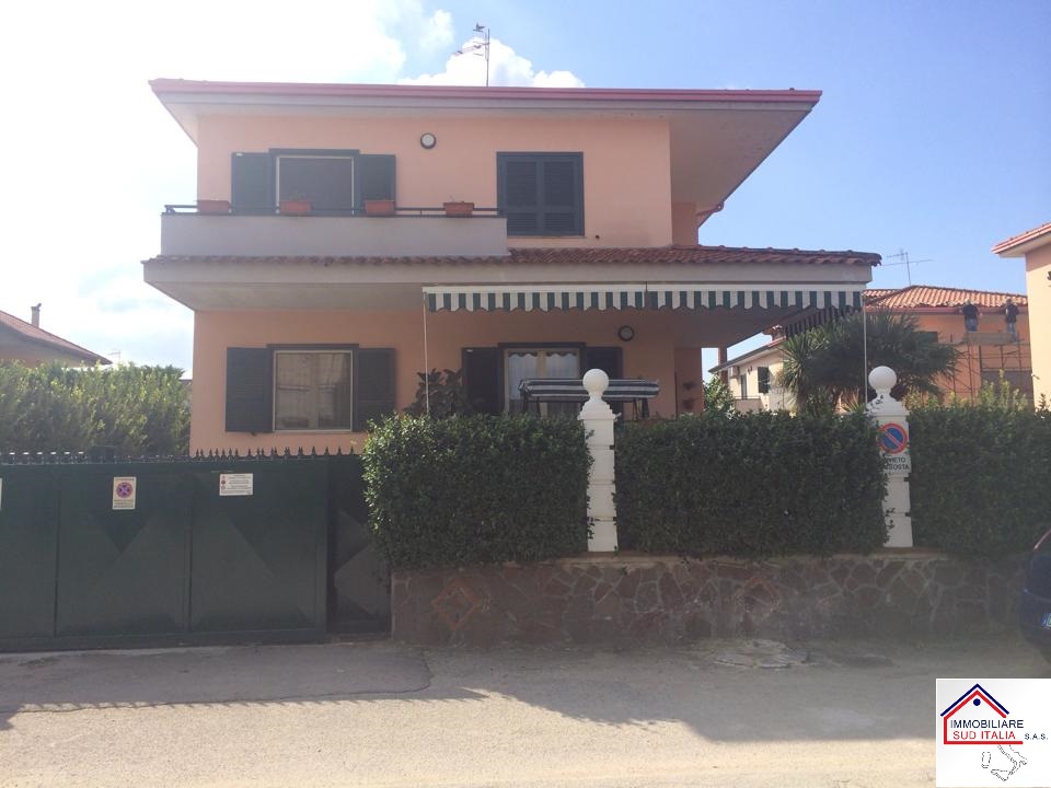 Villa in vendita a Giugliano in Campania, Varcaturo