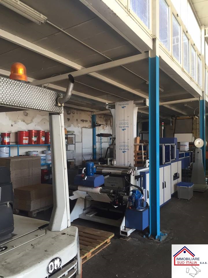 Capannone in vendita a Giugliano in Campania, Varcaturo