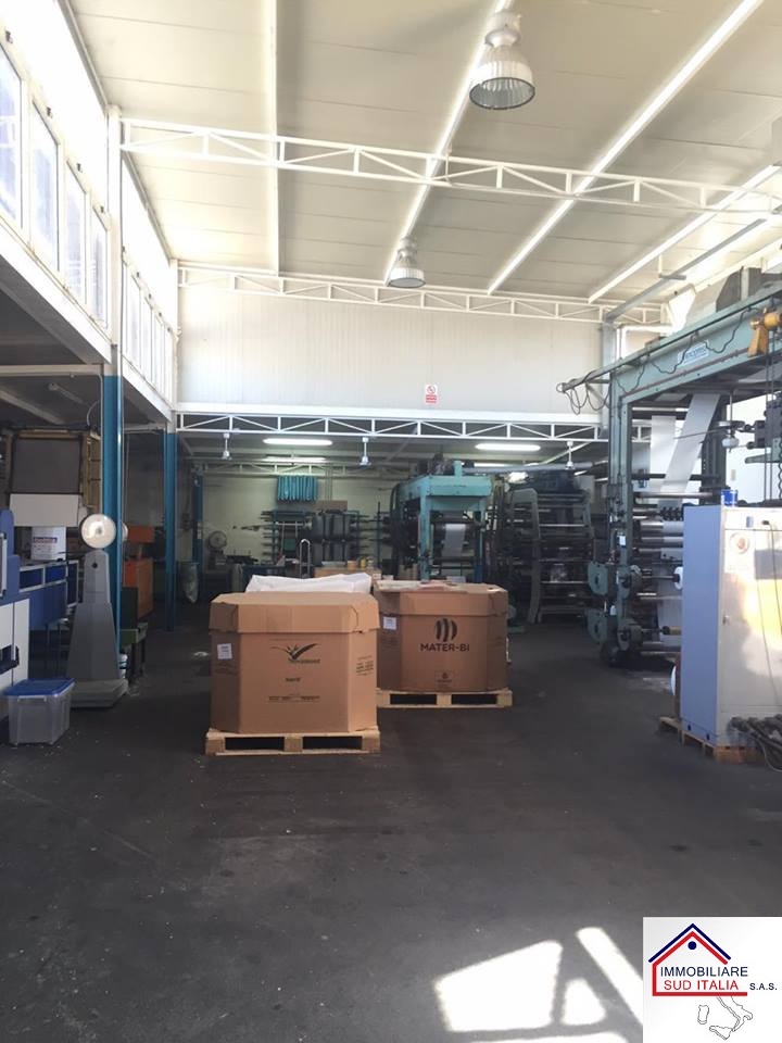Capannone in vendita a Giugliano in Campania, Varcaturo