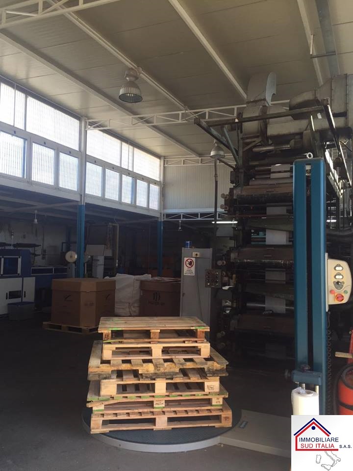 Capannone in vendita a Giugliano in Campania, Varcaturo