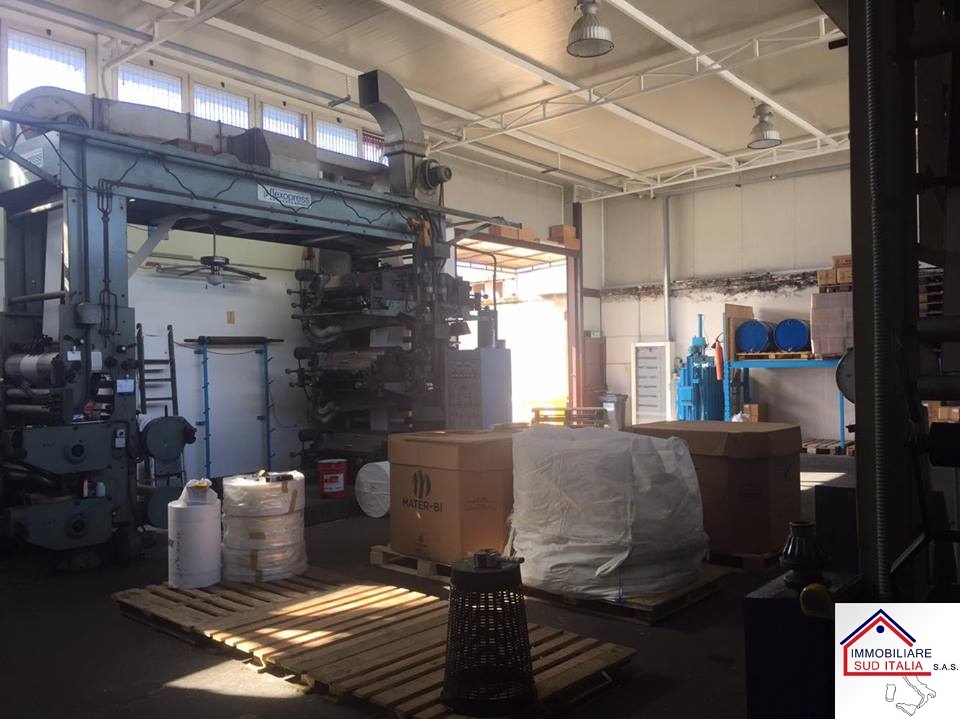 Capannone in vendita a Giugliano in Campania, Varcaturo