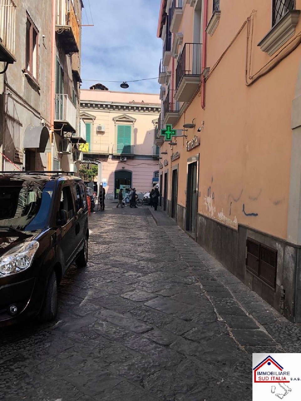 Locale commerciale in affitto a Giugliano in Campania